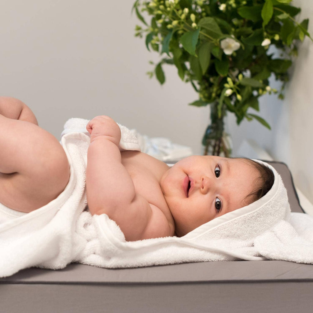 Økologisk babyhåndklæde med hætte og kaninører i hvid