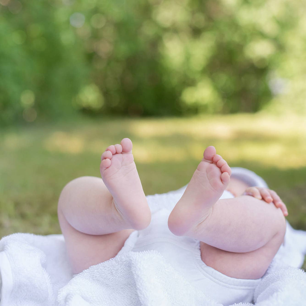 Økologisk babyhåndklæde med hætte og kaninører i hvid