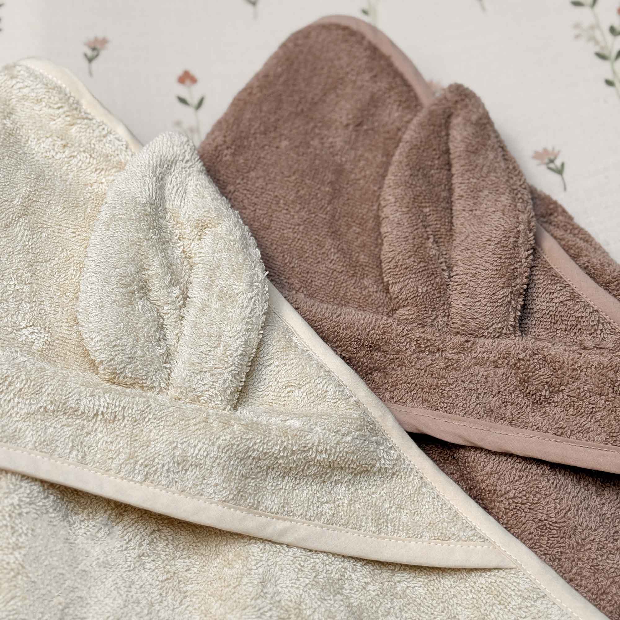 Økologisk babyhåndklæde med hætte og kaninører i sandskal