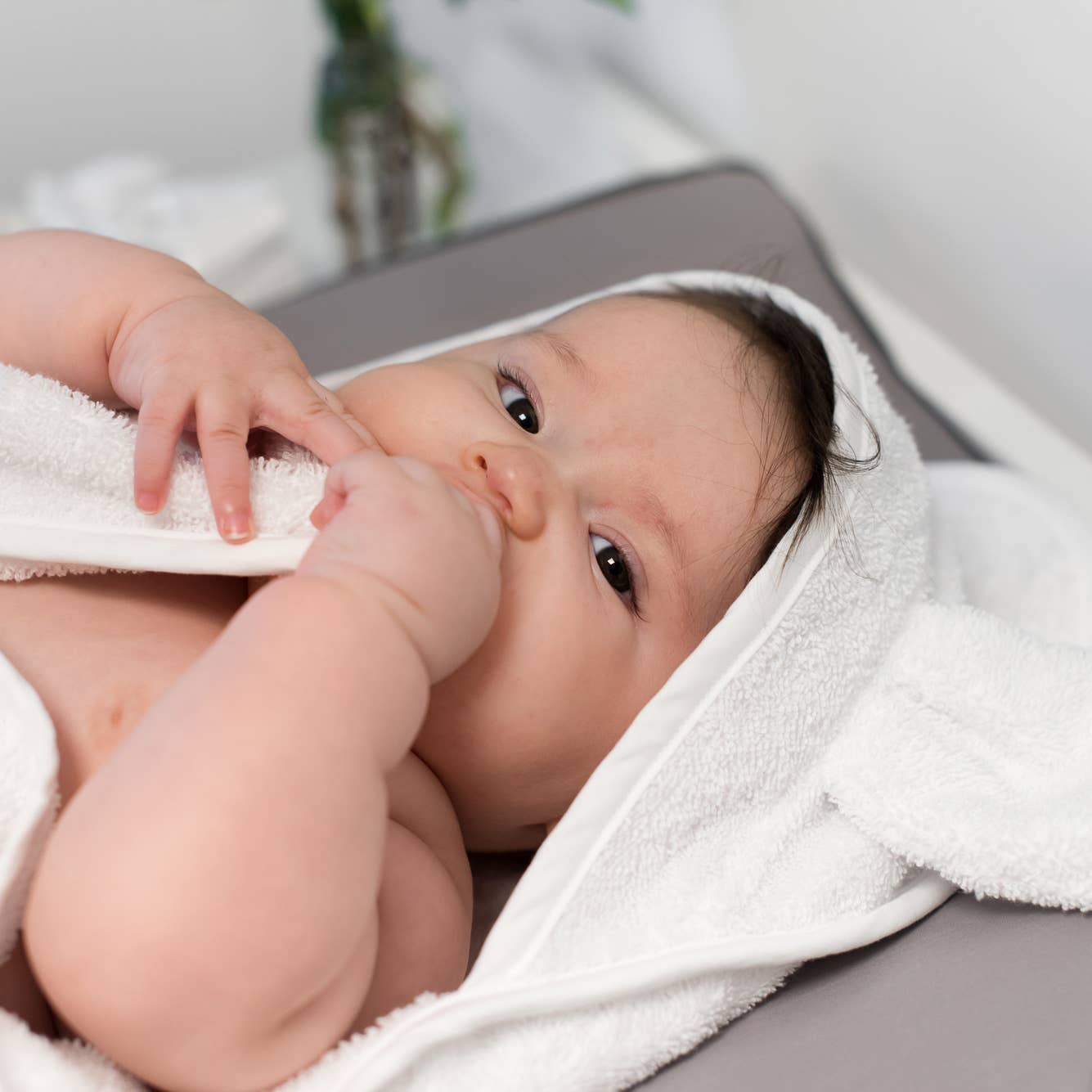 Økologisk babyhåndklæde med hætte og kaninører i hvid